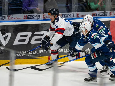 Na snímke Richard Pánik (Slovan), Matej Bača a Alex Cotton (obaja Nitra) počas predohrávky 20. kola Tipos extraligy HC Slovan Bratislava - HK Nitra.