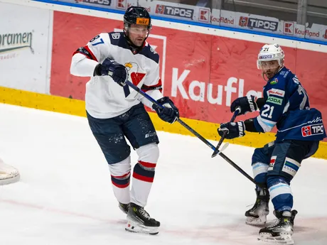 Na snímke zľava Jonas Peter Ahnelöv (Slovan) a Filip Bajtek (Nitra) počas predohrávky 20. kola Tipos extraligy HC Slovan Bratislava - HK Nitra.