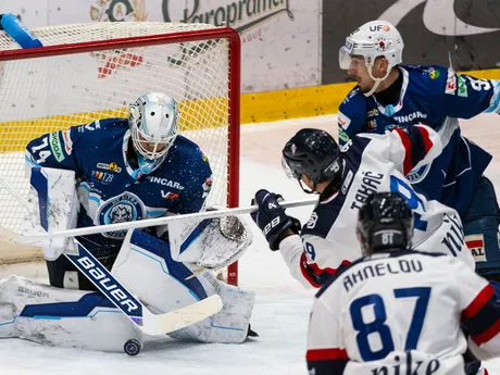 Na snímke zľava brankár Sami Attokallio (Nitra), Samuel Takáč, Jonas Peter Ahnelöv (obidvaja Slovan) a Miloš Bubela (Nitra) počas predohrávky 20. kola Tipos extraligy HC Slovan Bratislava - HK Nitra.