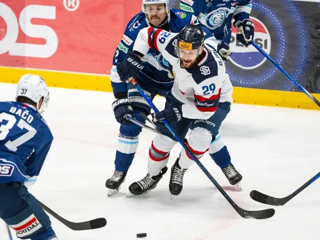 Na snímke zľava Róbert Bačo, Matej Bača (obidvaja Nitra) a Peter Bjalončík (Slovan) počas predohrávky 20. kola Tipos extraligy HC Slovan Bratislava - HK Nitra.