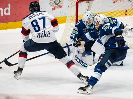 Na snímke zľava Jonas Peter Ahnelöv (Slovan), brankár Sami Attokallio a Matej Bača (Nitra) počas predohrávky 20. kola Tipos extraligy HC Slovan Bratislava - HK Nitra.