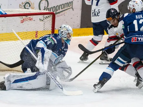 Na snímke zľava brankár Sami Aittokallio (Nitra), Liam Pecararo (Slovan) a Mark Auk (Nitra) počas predohrávky 20. kola Tipos extraligy HC Slovan Bratislava - HK Nitra.