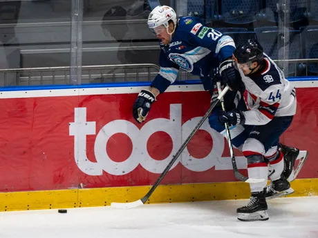 Na snímke zľava Brett Ritchie (Nitra) a Mitchell Mckenna Hoelscher (Slovan) počas predohrávky 20. kola Tipos extraligy HC Slovan Bratislava - HK Nitra.