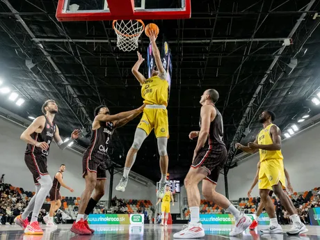 Na snímke uprostred Milan Szabo (Inter), zľava Brandon Horvath, Ibi Watson (Bamberg), sprava Dontay Caruthers (Inter) a Karsten Tadda(Bamberg) v zápase B - skupiny Severoeurópskej basketbalovej ligy ENBL medzi BK Inter Bratislava – Bamberg Baskets.