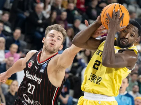 Na snímke vpravo Dontay Caruthers (Inter) a vľavo Moritz Krimmer (Bamberg) v zápase B - skupiny Severoeurópskej basketbalovej ligy ENBL medzi BK Inter Bratislava – Bamberg Baskets.