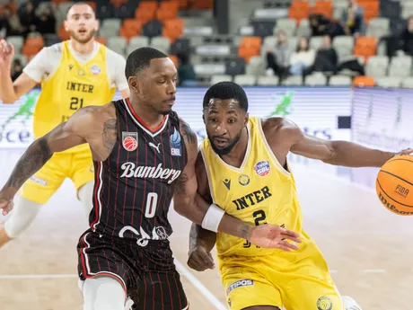 Na snímke vpravo Dontay Caruthers (Inter) a vľavo v popredí Kyle Lofton (Bamberg) v zápase B - skupiny Severoeurópskej basketbalovej ligy ENBL medzi BK Inter Bratislava – Bamberg Baskets.