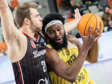 Na snímke vpravo Rodney Laurent Gunn (Inter) a vľavo Moritz Krimmer (Bamberg) v zápase B - skupiny Severoeurópskej basketbalovej ligy ENBL medzi BK Inter Bratislava – Bamberg Baskets.