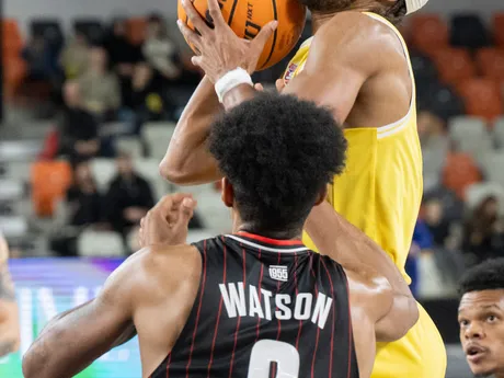 Na snímke vpravo Dontay Caruthers (Inter) a vľavo Ibi Watson (Bamberg) v zápase B - skupiny Severoeurópskej basketbalovej ligy ENBL medzi BK Inter Bratislava – Bamberg Baskets.