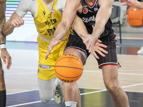 Na snímke vľavo Milan Szabo (Inter) a vpravo Karsten Tadda (Bamberg) v zápase B - skupiny Severoeurópskej basketbalovej ligy ENBL medzi BK Inter Bratislava – Bamberg Baskets.