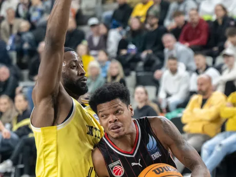 Na snímke vľavo Dontay Caruthers (Inter) a vpravo Ronaldo Segu (Bamberg) v zápase B - skupiny Severoeurópskej basketbalovej ligy ENBL medzi BK Inter Bratislava – Bamberg Baskets.