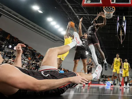 Na snímke zľava v pozadí Justin Ryan Mcall (Inter), Filip Stanič, KeyShawn Feazell a dole Karsten Tadda (všetci Bamberg) v zápase B - skupiny  Severoeurópskej basketbalovej ligy ENBL medzi BK Inter Bratislava – Bamberg Baskets.