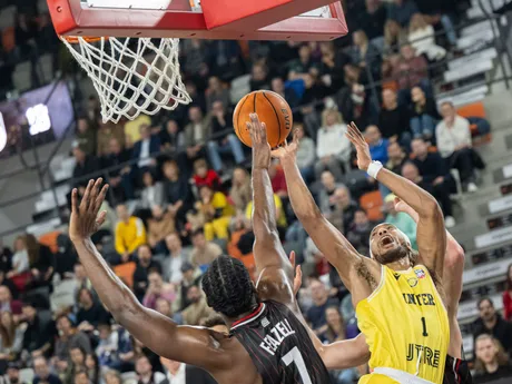 Na snímke vpravo Isaiah De Vonte Cousins (Inter) a vľavo KeyShawn Feazell (Bamberg) v zápase B - skupiny Severoeurópskej basketbalovej ligy ENBL medzi BK Inter Bratislava – Bamberg Baskets.