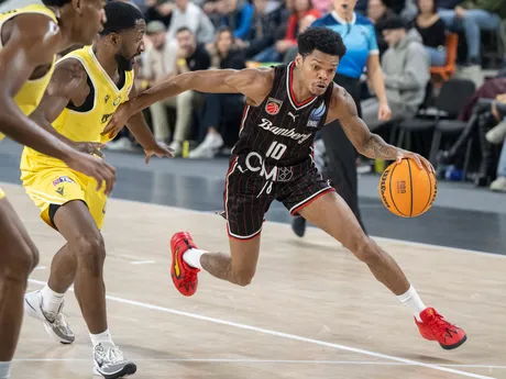 Na snímke druhý zľava Dontay Caruthers (Inter) a vpravo Ronaldo Segu (Bamberg) v zápase B - skupiny Severoeurópskej basketbalovej ligy ENBL medzi BK Inter Bratislava – Bamberg Baskets.