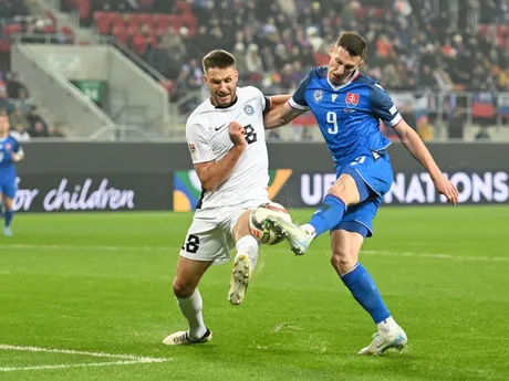 Róbert Boženík a hráč Estónska Karol Mets počas zápasu C-divízie Ligy národov (LN) Slovensko - Estónsko.