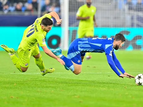 Kenan Barjič (Slovan) a Martin Baturina (Dinamo) bojujú o loptu počas zápasu 4. kola ligovej fázy Ligy majstrov.