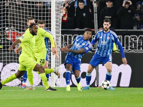 César Blackman (druhý sprava) v zápase ŠK Slovan Bratislava - Dinamo Záhreb v 4. kole ligovej fázy Ligy majstrov.