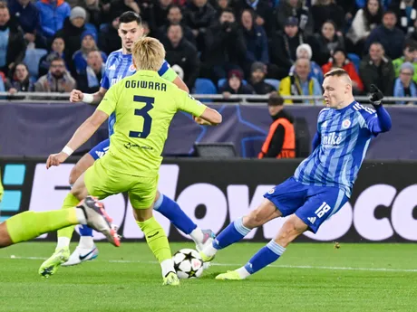 Nino Marcelli (vpravo) a Takuja Ogiwara v zápase ŠK Slovan Bratislava - Dinamo Záhreb v 4. kole ligovej fázy Ligy majstrov.