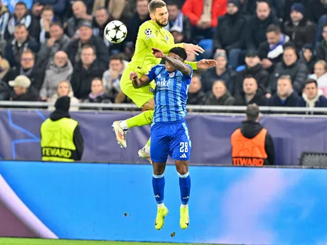 César Blackman (vpravo) a Marko Pjaca v zápase ŠK Slovan Bratislava - Dinamo Záhreb v 4. kole ligovej fázy Ligy majstrov.