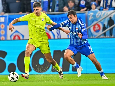 David Strelec (vpravo) a Raúl Torrente v zápase ŠK Slovan Bratislava - Dinamo Záhreb v 4. kole ligovej fázy Ligy majstrov.