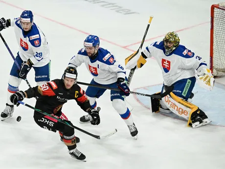 v popredí Patrick Hager (Nemecko) a v pozadí zľava Michal Ivan, Lukáš Cingel a brankár Matej Tomek (všetci Slovensko)