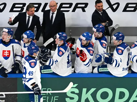 v popredí strelec gólu Samuel Takáč, ktorému gratulujú spoluhráči