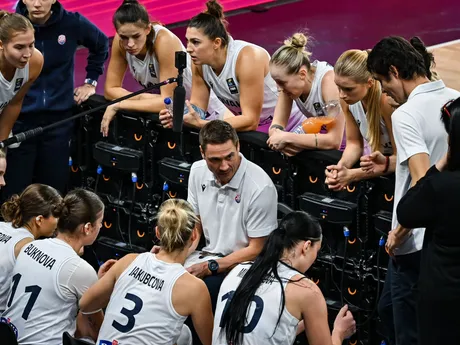 uprostred tréner slovenskej basketbalovej reprezentácie žien Martin Pospíšil