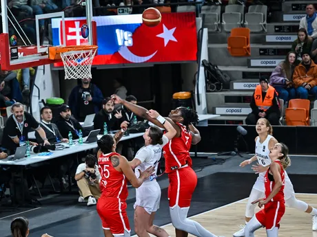 zľava Tilbe Senyureková (Turecko), Alexandra Buknová (Slovensko) a Teaira McCowanová (Turecko)