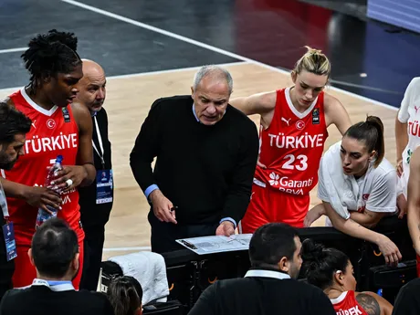 uprostred tréner tureckej basketbalovej reprezentácie žien Ekrem Memnun