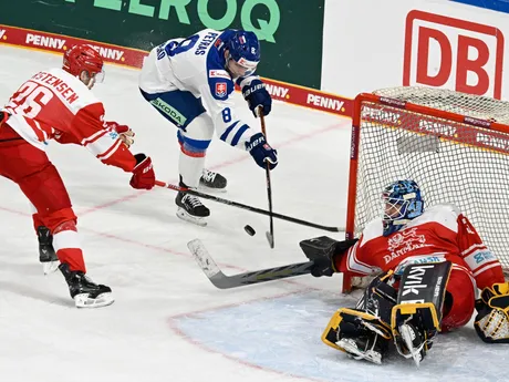 Nikolaj Carstensen (Dánsko), Šimon Petráš (Slovensko) a brankár Mathias Seldrup (Dánsko) počas zápasu Dánsko - Slovensko na turnaji o Nemecký pohár.