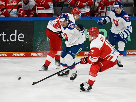 Nikolaj Krag-Christiansen (Dánsko) a vľavo v popredí Kristian Pospíšil (Slovensko) počas zápasu Dánsko - Slovensko na turnaji o Nemecký pohár.