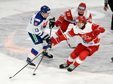 Samuel Buček (Slovensko), Jerry Välipirtti a Lucas Andersen (obaja Dánsko) počas zápasu Dánsko - Slovensko na turnaji o Nemecký pohár.