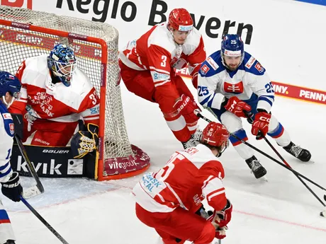 Alex Tamáši (Slovensko) a Malte Setkov a brankár Mathias Seldrup (obaja Dánsko) počas zápasu Dánsko - Slovensko na turnaji o Nemecký pohár. 