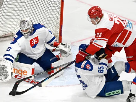 Rastislav Eliaš, David Romaňák (obaja Slovenko) a Gustav Green (Dánsko) počas zápasu Dánsko - Slovensko na turnaji o Nemecký pohár.