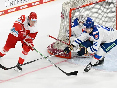 Gustav Green (Dánsko), David Romaňák a brankár Rastislav Eliaš (obaja Slovensko) počas zápasu Dánsko - Slovensko na turnaji o Nemecký pohár.