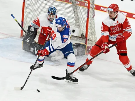 Patrik Hrehorčák (Slovensko), vpravo Martin Larsen a v pozadí brankár Mathias Seldrup (obaja Dánsko) počas zápasu Dánsko - Slovensko na turnaji o Nemecký pohár.