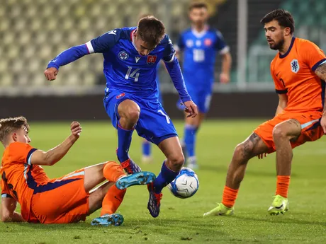 Max Bruns (Holandsko), Mário Sauer (Slovensko) a Denso Kasius (Holandsko) v prípravnom zápase hráčov do 21 rokov vo futbale medzi Slovenskom a Holandskom.