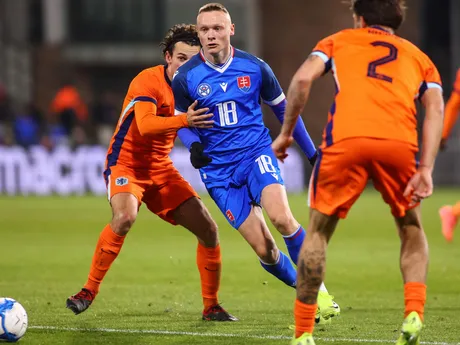 Nino Marcelli (Slovensko) a Jochem Ritmeester van de Kamp (Holandsko) v prípravnom zápase hráčov do 21 rokov vo futbale medzi Slovenskom a Holandskom.