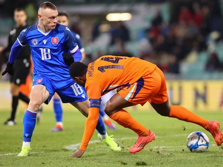 Nino Marcelli (Slovensko) a Neraysho Kasanwirjo (Holandsko) v prípravnom zápase hráčov do 21 rokov vo futbale medzi Slovenskom a Holandskom.