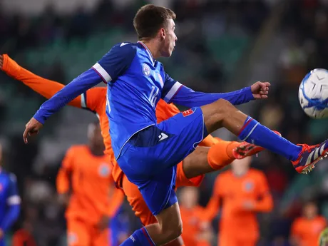 Mário Sauer (Slovensko) s loptou v prípravnom zápase hráčov do 21 rokov vo futbale medzi Slovenskom a Holandskom.