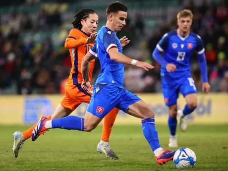 Artur Gajdoš (Slovensko) a Kian Fitz-Jim (Holandsko) v prípravnom zápase hráčov do 21 rokov vo futbale medzi Slovenskom a Holandskom.