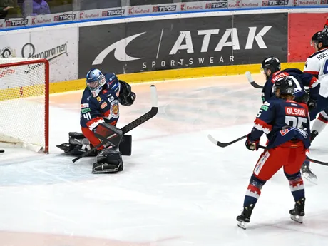 Mitchel Mckena Hoelscher (Slovan) strieľa prvý gól za chrbát brankára Zvolena Pavla Kantora (vľavo) počas 18. kola hokejovej Tipos extraligy,