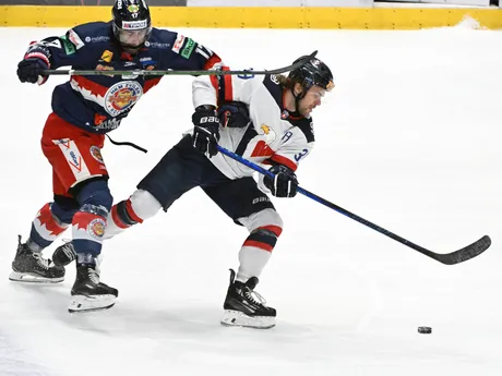 Liam Pecararo (Slovan) a vľavo Andrej Kudrna (Zvolen) počas 18. kola hokejovej Tipos extraligy.