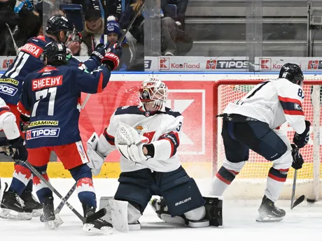 Brankár Henri Kiviaho (Slovan) dostáva vyrovnávajúci gól počas 18. kola hokejovej Tipos extraligy HC Slovan Bratislava - HKM Zvolen.