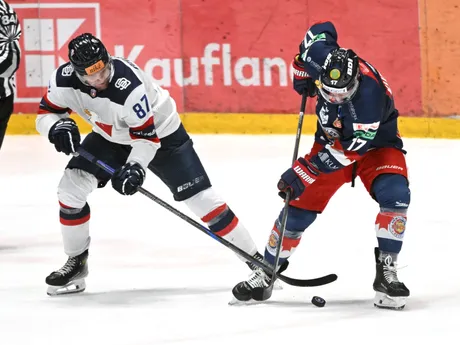 Jonas Peter Ahnelöv (Slovan) a vpravo Andrej Kudrna (Zvolen) počas 18. kola hokejovej Tipos extraligy.