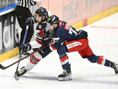 Michal Beňo (Zvolen) a vľavo Patrik Maier (Slovan) počas 18. kola hokejovej Tipos extraligy.