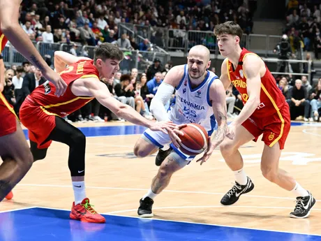 Šimon Krajčovič (Slovensko), vpravo Mário Saint -Supery Fernandez a vľavo Sergio De Larrea Asenjo (obaja Španielsko) v zápase 3. kola C-skupiny kvalifikácie ME 2025 v basketbale mužov.