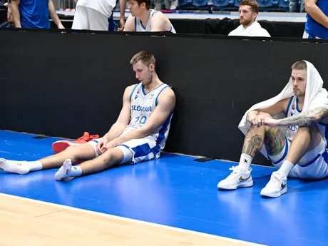 Vladimír Brodziansky a Mário Ihring (obaja Slovensko) reagujú po prehre v zápase 3. kola C-skupiny kvalifikácie ME 2025 v basketbale mužov Slovensko - Španielsko.