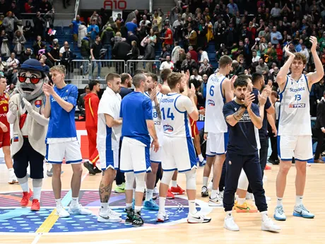 Slovenskí basketbalisti ďakujú fanúšikom po prehre v zápase 3. kola C-skupiny kvalifikácie ME 2025 v basketbale mužov Slovensko - Španielsko.