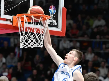 Michael Fusek (Slovensko) strieľa kôš v zápase 3. kola C-skupiny kvalifikácie ME 2025 v basketbale mužov Slovensko - Španielsko.