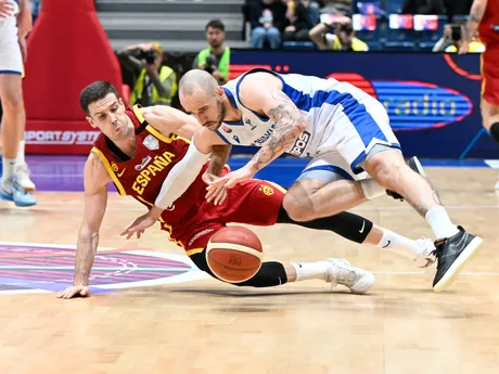 Šimon Krajčovič (Slovensko) a vľavo Oriol Pauli Fomells (Španielsko) bojujú o loptu v zápase 3. kola C-skupiny kvalifikácie ME 2025 v basketbale.